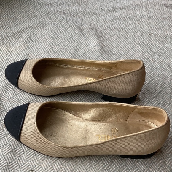 Gold and black Chanel metallic flats - Picture 4 of 7